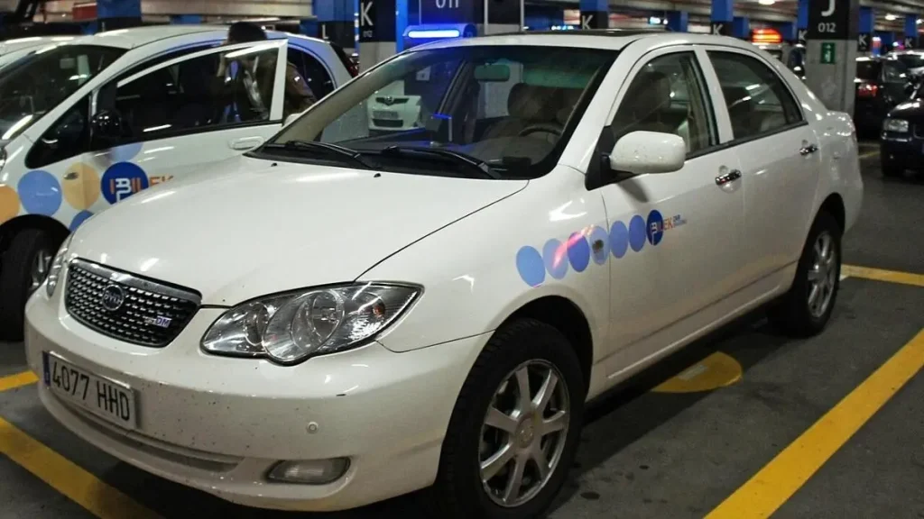 O BYD F3DM, primeiro veículo híbrido plug-in produzido em série do mundo, lançado pela BYD em 2008. Shanzhai