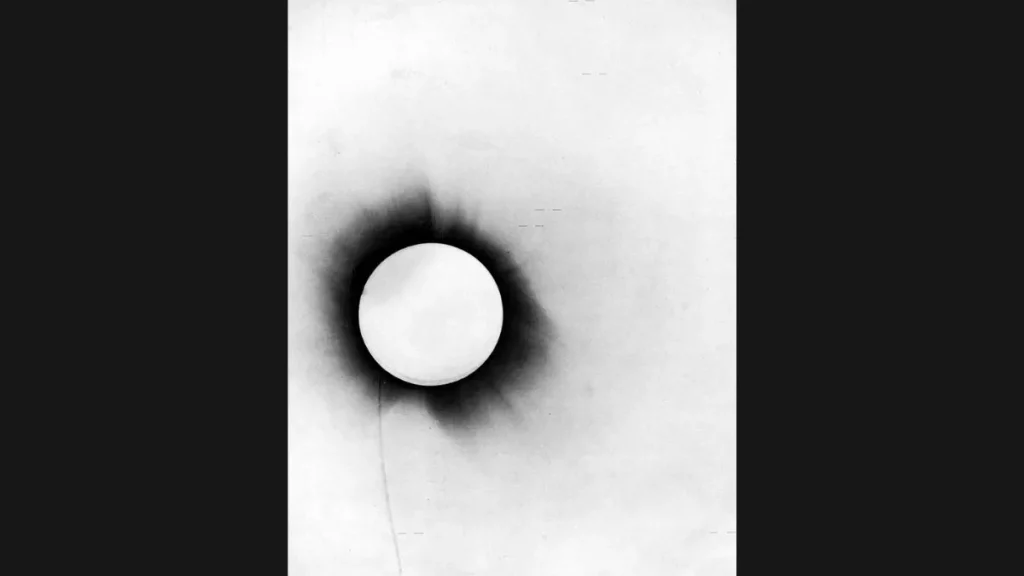 Chapa fotográfica do eclipse total de 29 de maio de 1919, com o disco solar coberto e estrelas marcadas em redor, usada para medir o desvio da luz.