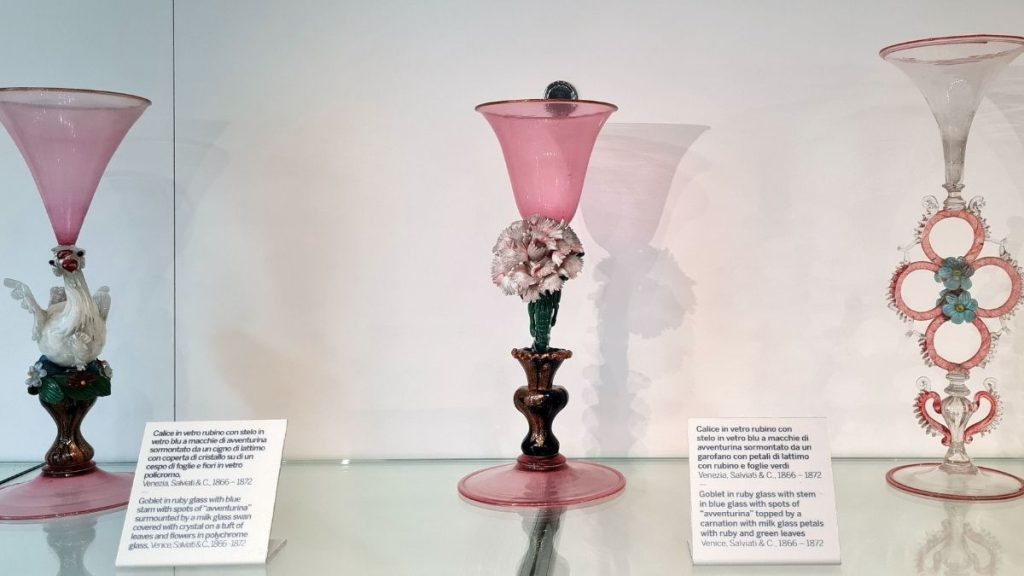 Cálices em cristallo expostos no Museu do Vidro de Murano, em Veneza. Vidro transparente característico da tradição vidreira veneziana