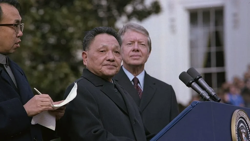 Deng Xiaoping e o presidente americano Jimmy Carter na cerimónia de chegada do vice-primeiro-ministro chinês à Casa Branca, em janeiro de 1979