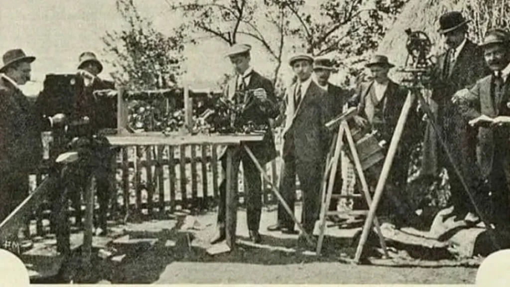 Fotografia de 28 de maio de 1900, de Ricardo Ribeiro, a mostrar a missão de observação do eclipse do sol em Ovar, com instrumentos astronómicos e observadores.