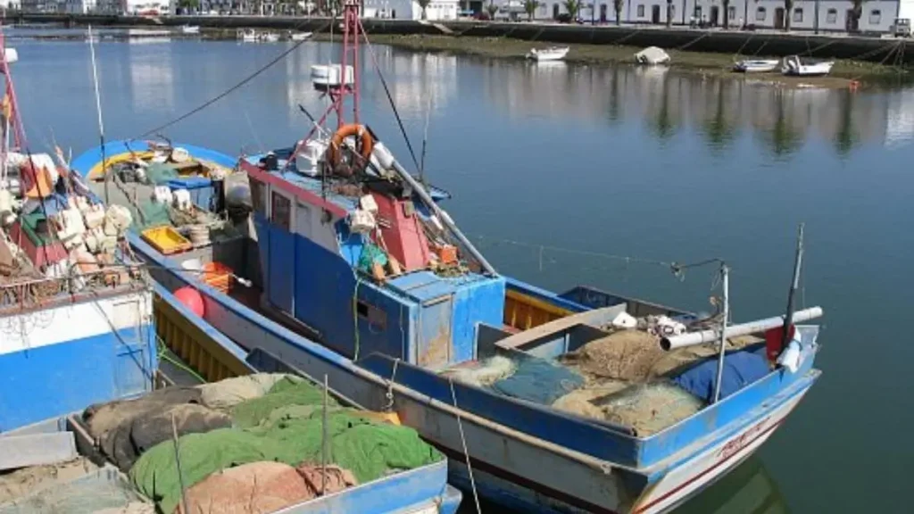 Barco de pesca ancorado no rio Gilão, em Tavira, no Algarve, com as artes preparadas para a próxima saída.