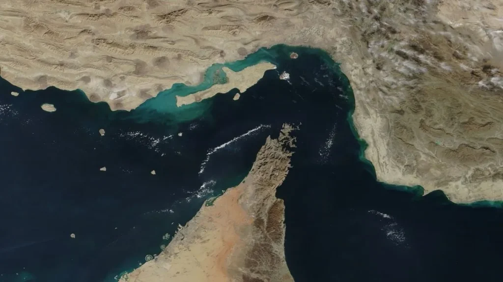 Imagem de satélite do Estreito de Ormuz, com a península de Musandam a sul e a costa iraniana a norte