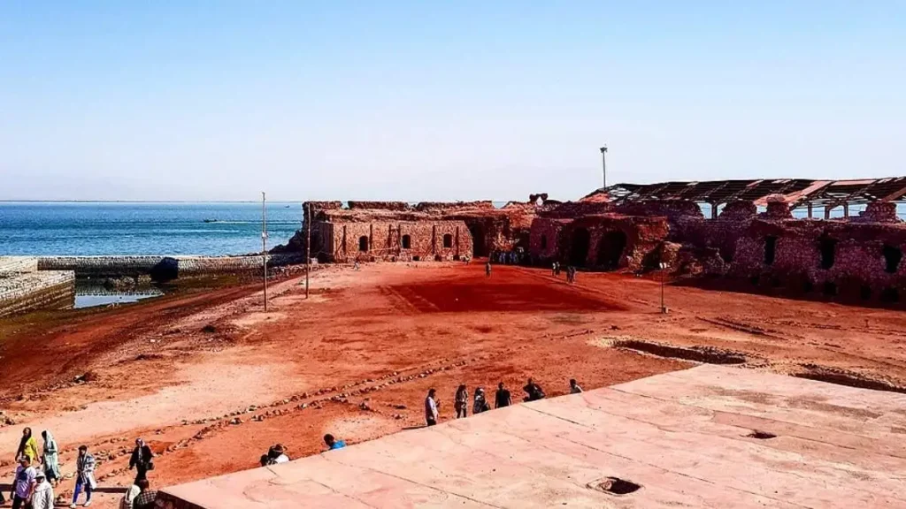 Ruínas da fortaleza portuguesa de Ormuz, em pedra avermelhada, na ponta norte da ilha sobre o Golfo Pérsico