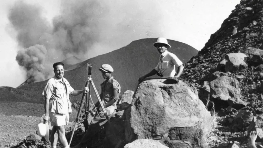 Orlando Ribeiro, geógrafo português, a fotografar a erupção vulcânica da Ilha do Fogo em Cabo Verde em 1951.