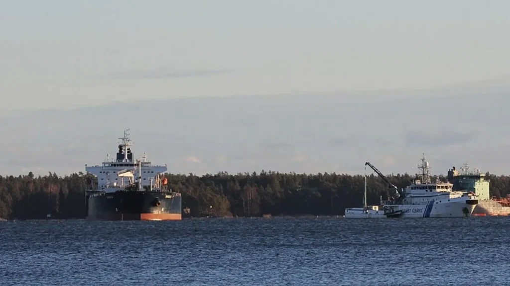 O petroleiro Eagle S fundeado em Porvoo, na Finlândia, escoltado pela patrulha Uisko, em 31 de dezembro de 2024.