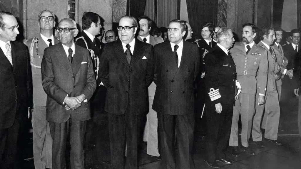 Henrique de Barros, Costa Gomes e Pinheiro de Azevedo na sessão de encerramento da Assembleia Constituinte, 2 de abril de 1976