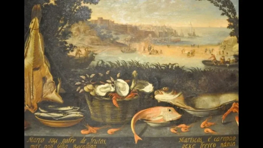 Natureza-morta barroca com um bacalhau escalado e seco, peixe e marisco sobre uma mesa, e ao fundo uma vista de cidade junto ao mar
