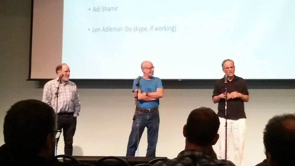 Ron Rivest, Adi Shamir e Leonard Adleman, criadores do algoritmo de criptografia RSA, na conferência CRYPTO 2017 em Santa Bárbara
