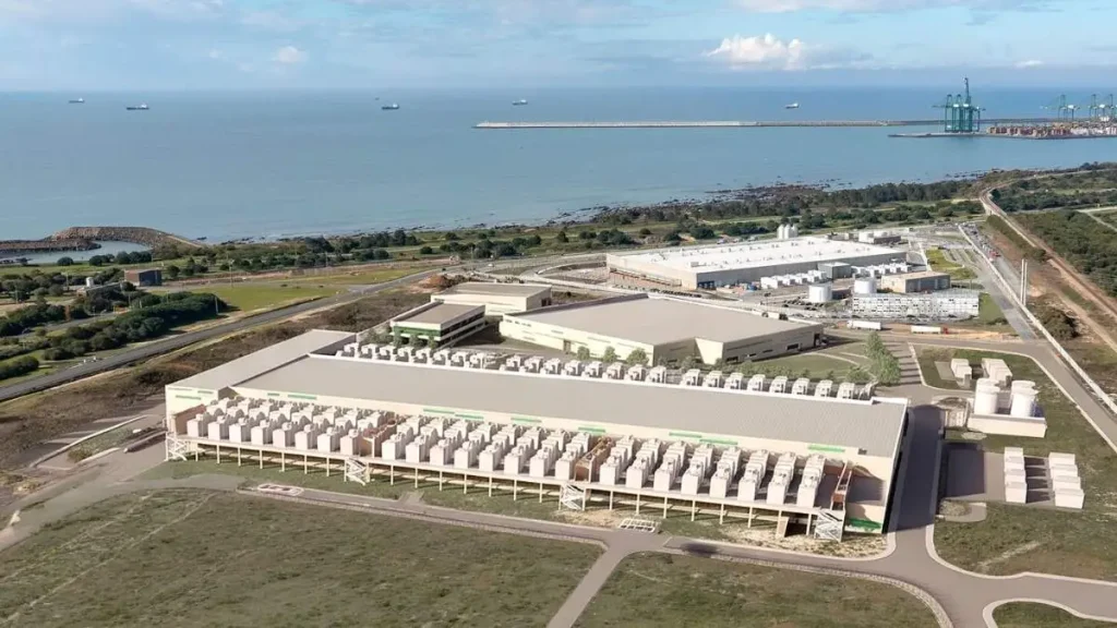 Vista aérea do campus de centros de dados de Sines, no litoral alentejano, entre a costa atlântica e o porto de águas profundas