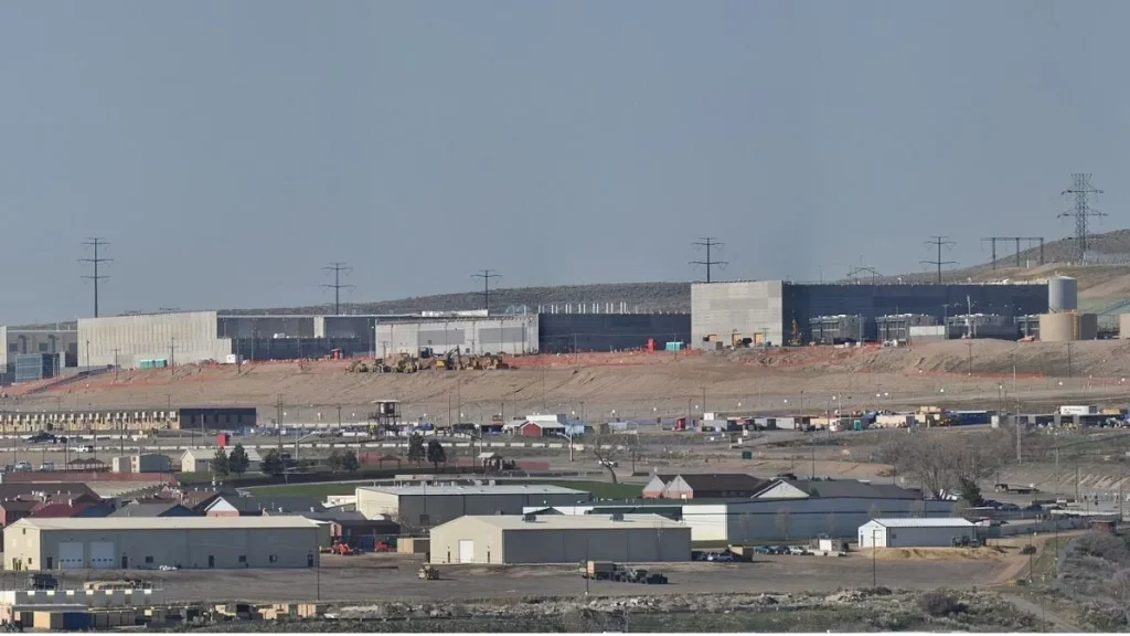 Vista panorâmica aérea do complexo do Utah Data Center da NSA em Bluffdale, no deserto do Utah, com edifícios de armazenamento de dados e infraestruturas de refrigeração