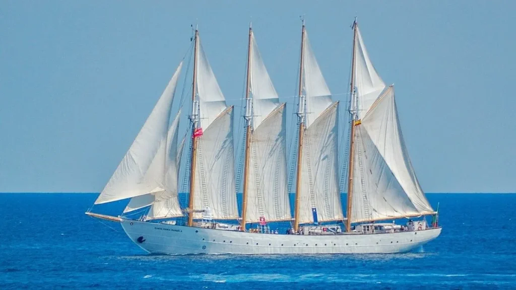 O lugre de quatro mastros Santa Maria Manuela, de casco branco, a navegar à vela