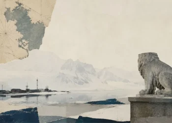Um leão de pedra sobre um pedestal olha uma estação de investigação ártica do outro lado de um fiorde gelado, com montanhas nevadas ao fundo e um mapa polar antigo colado ao alto