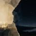 Composição dividida ao meio: à esquerda uma cidade iluminada sob um céu sem estrelas, à direita a noite estrelada com uma figura solitária a contemplá-la