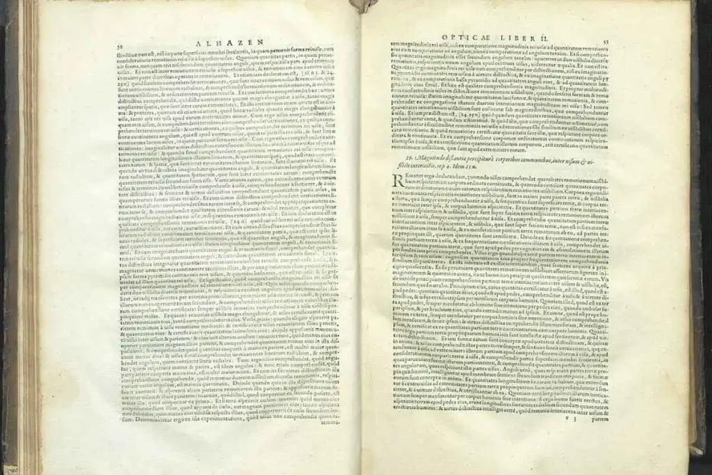 Duas páginas de texto latino a duas colunas do livro II da Opticae thesaurus de 1572, com o nome do polímata Alhazen no cabeçalho