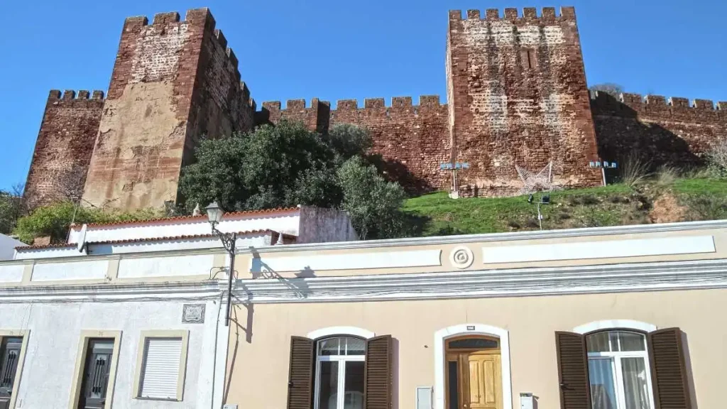 Muralhas em grés vermelho do castelo de Silves, no Gharb al-Andalus, vistas do exterior sob céu limpo