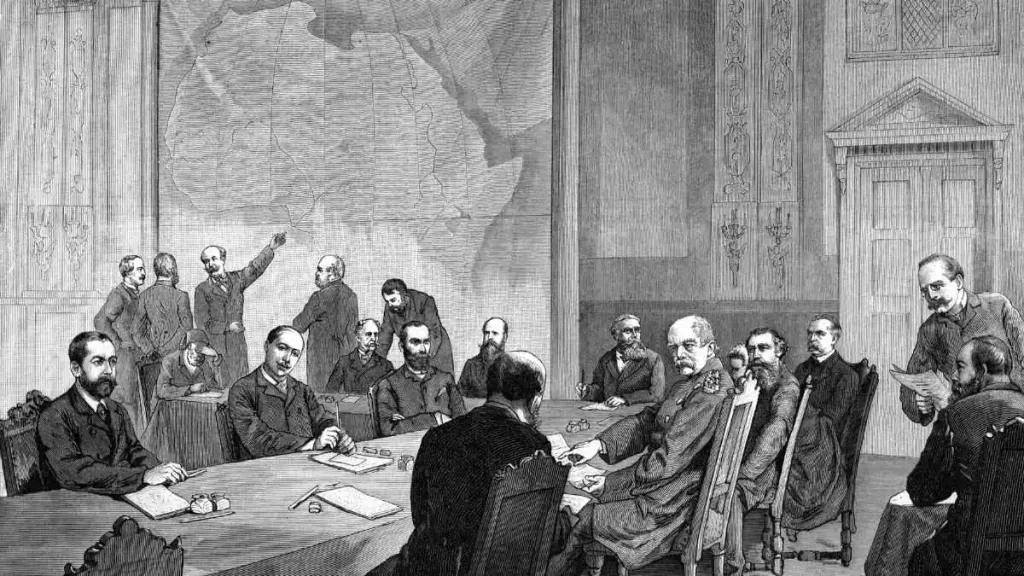 Gravura da conferência de Berlim de 1884, com delegados europeus reunidos em torno de uma mesa diante de um grande mapa de África