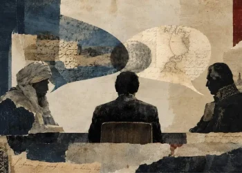 Colagem de três figuras em diálogo, um homem de turbante, uma silhueta de costas e um dignitário de perfil, entre balões de fala, mapas e manuscritos