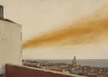 Vista de Alfama e do estuário do Tejo a partir de um miradouro alto, com a cúpula do Panteão Nacional ao centro e uma faixa de poeira ocre a atravessar o céu, simulando as poeiras do saara. Em primeiro plano, a empena de um edifício com um fragmento de carta náutica colado