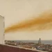 Vista de Alfama e do estuário do Tejo a partir de um miradouro alto, com a cúpula do Panteão Nacional ao centro e uma faixa de poeira ocre a atravessar o céu, simulando as poeiras do saara. Em primeiro plano, a empena de um edifício com um fragmento de carta náutica colado