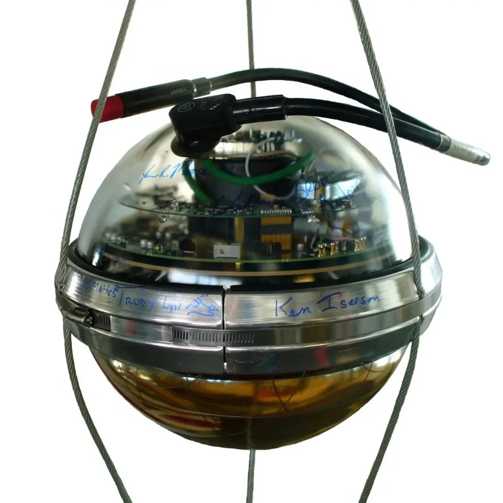 Módulo ótico do detetor de neutrinos IceCube, esfera de vidro com sensor de luz e eletrónica no interior, suspensa antes da instalação no gelo